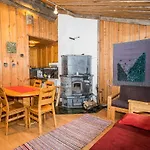 Ferienhaus Satu, Kahden Makuuhuoneen Kelomoekki, Lukuisten Polkujen, Polkupyoeraereitin Sekae Kalaisan Tunturilammen Vieressae *