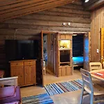 Ferienhaus Satu, Kahden Makuuhuoneen Kelomoekki, Lukuisten Polkujen, Polkupyoeraereitin Sekae Kalaisan Tunturilammen Vieressae