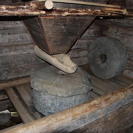 別荘 Satu 31, Kahden Makuuhuoneen Kelomoekki Syoetteellae, Valaistun Ladun Vieressae