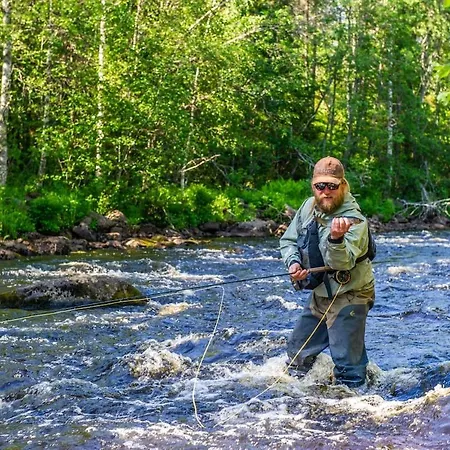 Satu, Kahden Makuuhuoneen Kelomoekki, Lukuisten Polkujen, Polkupyoeraereitin Sekae Kalaisan Tunturilammen Vieressae