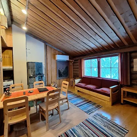 Satu 31, Kahden Makuuhuoneen Kelomoekki Syoetteellae, Valaistun Ladun Vieressae Syöte